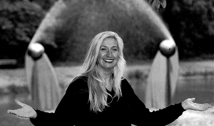 Alida Bos voor fontein in park